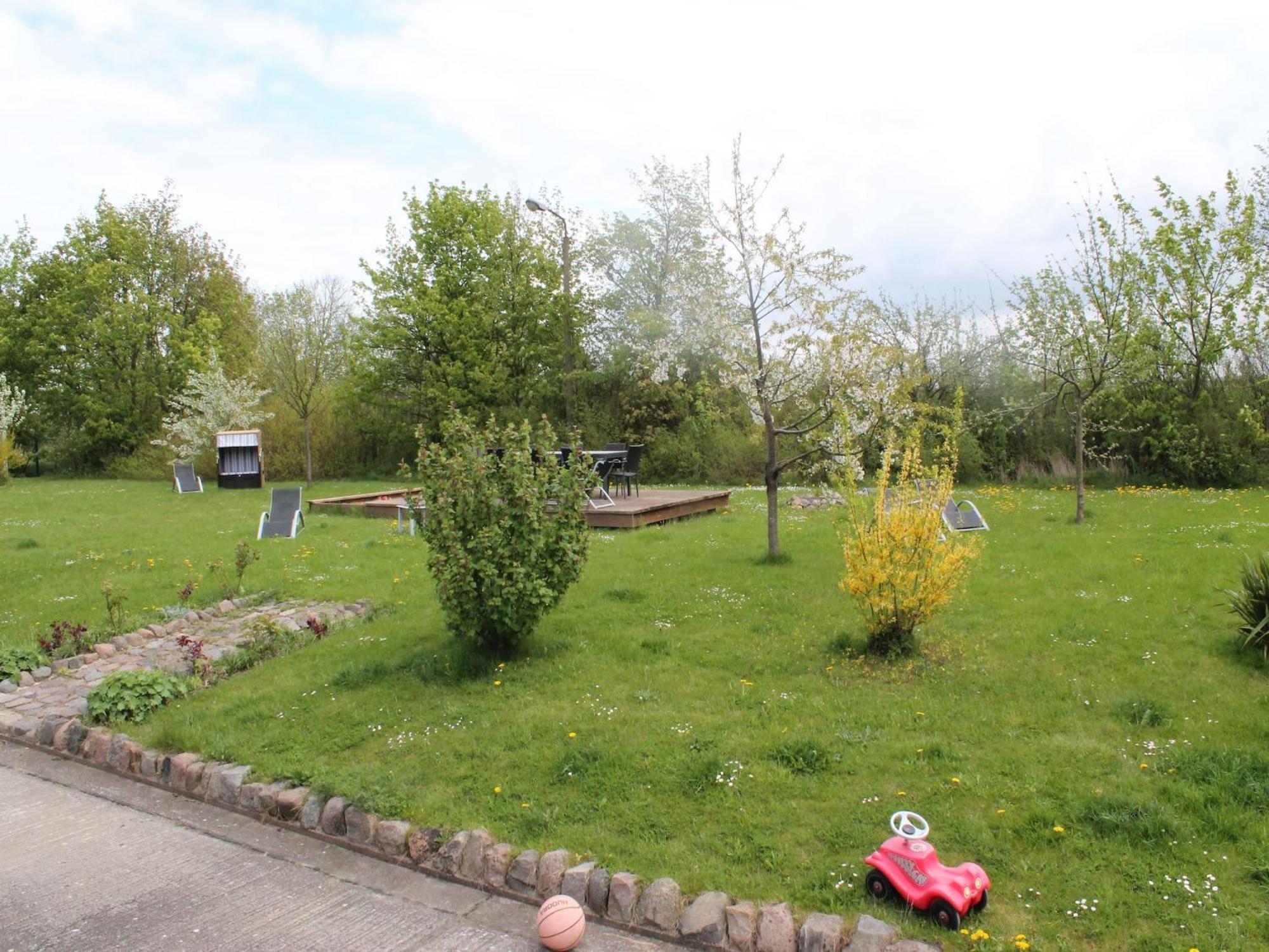 Pretty Apartment In Wiek With Garden Wiek auf Ruegen Luaran gambar